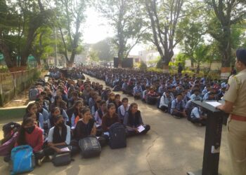 वाहतुक सप्ताह निमित्ताने आयटीच्या विध्यार्थ्यांना सांगितले वाहतुकीचे नियम