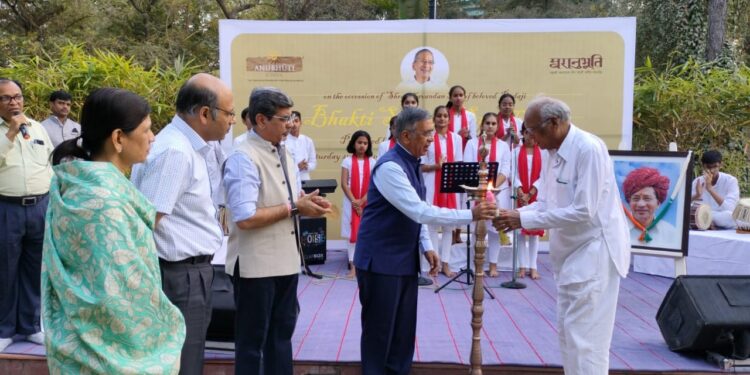 भवरलाल जैन यांना अनुभूती निवासी स्कूलच्या विद्यार्थ्यांकडून ‘भक्ती संगीत संध्ये’ तुन आदरांजली