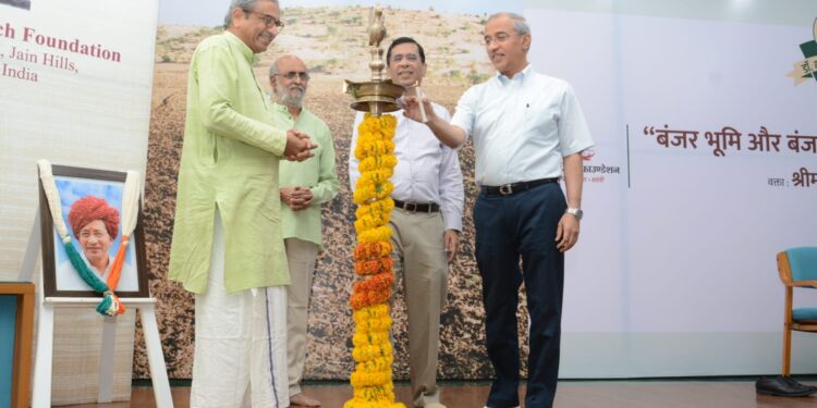 प्रयोगशिलतेतून शेतकऱ्यांचा शाश्वत विकास – दिलीप जोशी