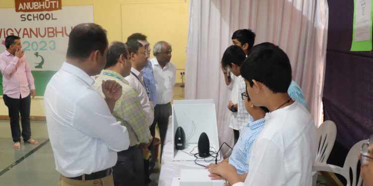 विद्यार्थ्यांनी जिज्ञासा वाढवली तर विज्ञान समजेल!