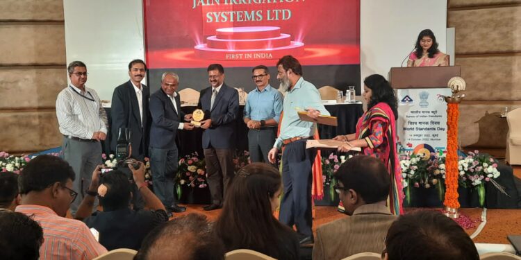 विश्व मानक दिनाच्या औचित्याने मुंबई येथील कार्यक्रमात जैन इरिगेशनचा गौरव