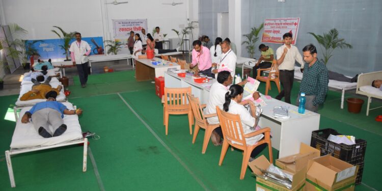 जैन इरिगेशनच्या रक्तदान शिबिरात 282 बाटल्यांचे रक्तसंकलन