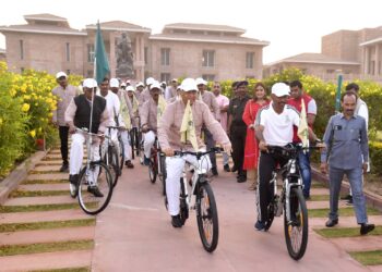 गांधीतीर्थ येथून ग्राम संवाद सायकल यात्रेस प्रारंभ
