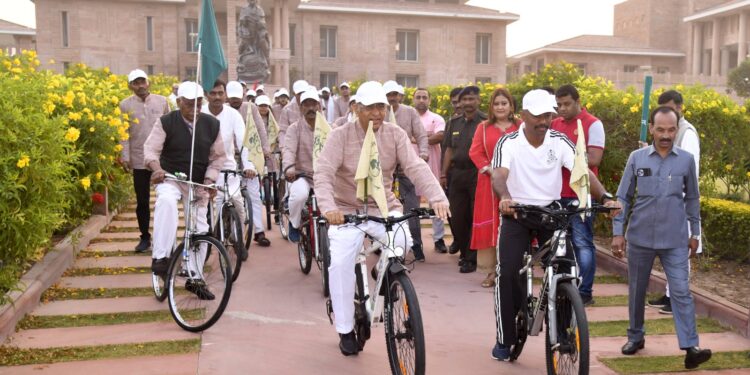 गांधीतीर्थ येथून ग्राम संवाद सायकल यात्रेस प्रारंभ