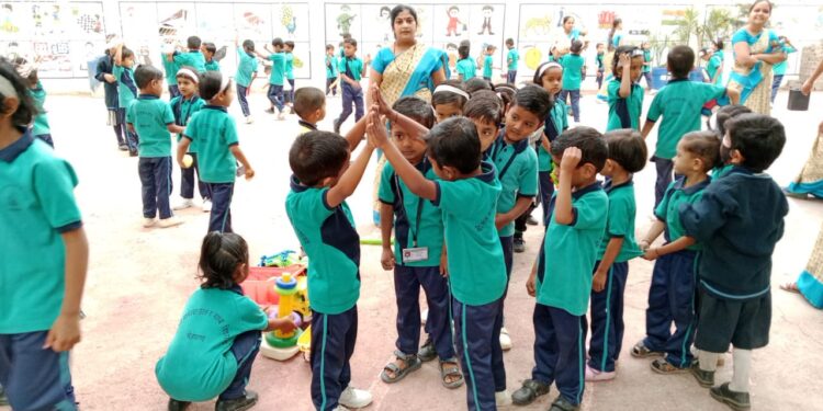 श्री संत ज्ञानेश्वर प्राथमिक व माध्यमिक विद्यालय येथे विद्यार्थ्यांना मैदानी खेळांचे प्रशिक्षण