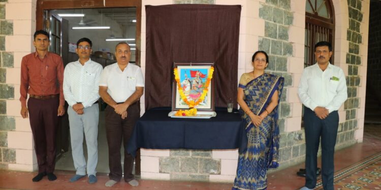 महाराणा प्रतापसिंह यांच्या जयंतीनिमित्त जिल्हाधिकारी कार्यालयात अभिवादन