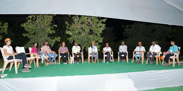 उच्चतंत्रज्ञानामुळेच शाश्वत शेतीचा मार्ग शेतकऱ्यांशी फालीच्या विद्यार्थ्यांचा सुसंवाद