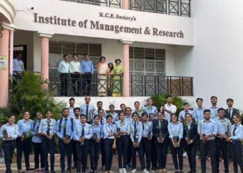 के सी ई इन्स्टिट्यूट ऑफ मॅनेजमेंट अँड रिसर्च मध्ये जागतिक पर्यावरण दिनानिमित्त विद्यार्थ्यांना “रोपटे” भेट
