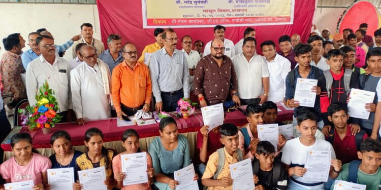 पालकमंत्री व जिल्हाधिकाऱ्यांच्या हस्ते केले २५७ लाभार्थ्यांना लाभाचे वाटप