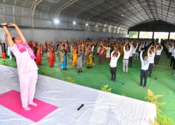 उत्तम आरोग्यासाठी जैन इरिगेशनच्या सहकाऱ्यांकडून योग साधना