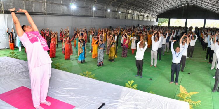 उत्तम आरोग्यासाठी जैन इरिगेशनच्या सहकाऱ्यांकडून योग साधना