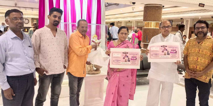 ‘वेगळं असं काहीतरी’ नाटकाच्या प्रवेशिकेचे उत्साहात झाले अनावरण ! 