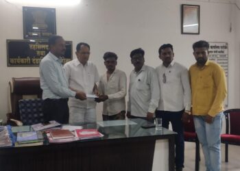 पारोळा तालुक्यातील पशुहानीग्रस्त कुटुंबांना मदतीचा आधार