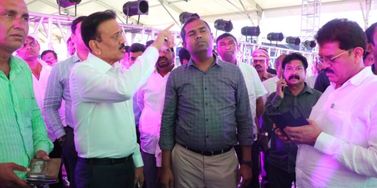 ‘शासन आपल्या दारी’ कार्यक्रम स्थळांची केली गिरीष महाजन यांनी पाहणी