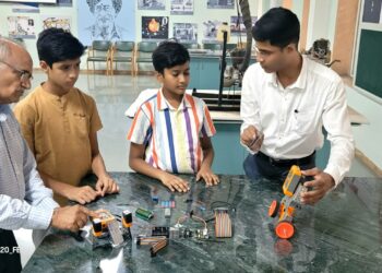 अनुभूती निवासी स्कूलमध्ये इयत्ता ५ वी पासूनच विद्यार्थी अभ्यासताय आर्टिफिशीयल इंटेलिजन्स अॅण्ड रोबोटिक विषय