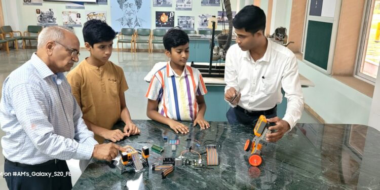 अनुभूती निवासी स्कूलमध्ये इयत्ता ५ वी पासूनच विद्यार्थी अभ्यासताय आर्टिफिशीयल इंटेलिजन्स अॅण्ड रोबोटिक विषय