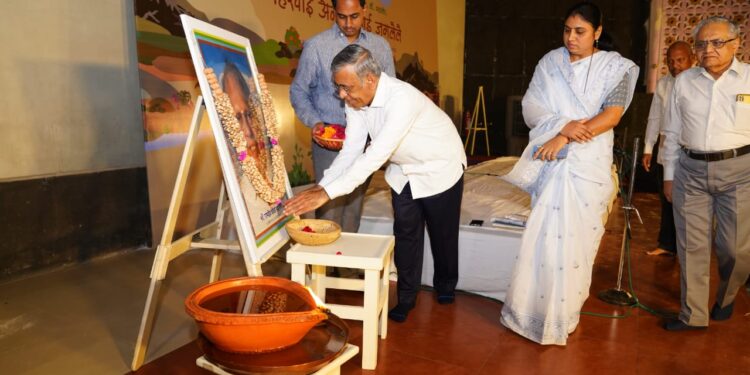 जळगावकर कलावंतांकडून कविवर्य ना.धों. महानोरांना अनोखी कृतज्ञता