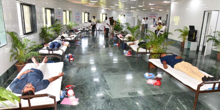 स्व. कांताई जैन यांच्या १८ व्या स्मृतिदिनी ५१६ सहकाऱ्यांनी केले रक्तदान