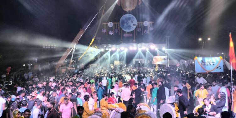 महिला गोविंदा पथकाने फोडली मानाची दहीहंडी