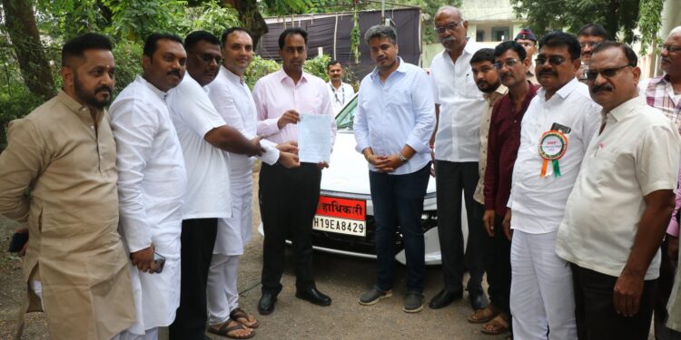 बहिणाबाई स्मारकाचे काम पूर्ण होण्यासाठी आ.रोहित पवार यांचे जिल्हाधिकाऱ्यांना निवेदन