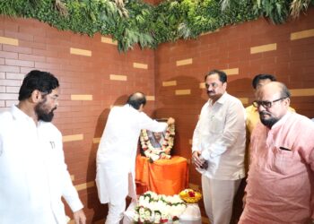 मुख्यमंत्री, उपमुख्यमंत्र्यांनी केले गुलाबराव पाटील यांचे सांत्वन भेट