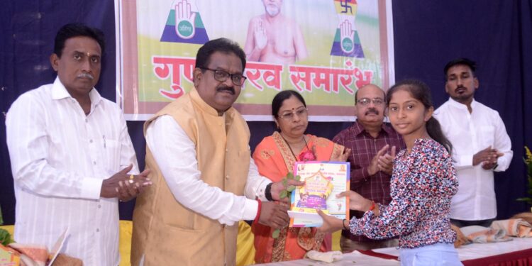 दिगंबर जैन बहुउद्देशीय मंडळातर्फे ४२ गुणवंत विद्यार्थ्यांचा सत्कार