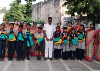 संत ज्ञानेश्वर विद्यालयात विद्यार्थांना मोफत गणवेश वाटप