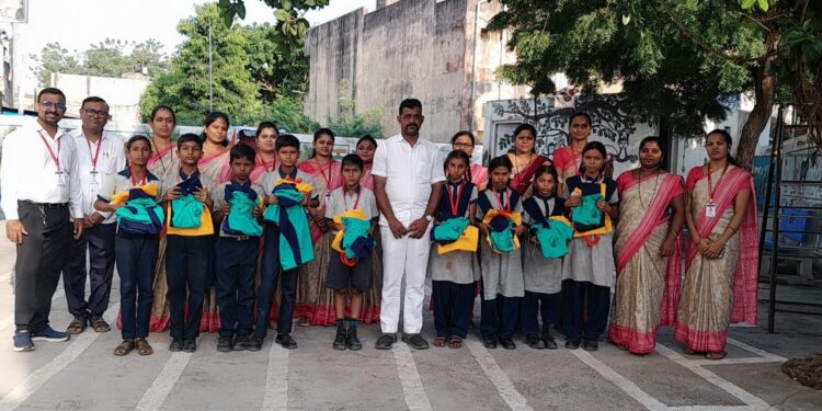 संत ज्ञानेश्वर विद्यालयात विद्यार्थांना मोफत गणवेश वाटप