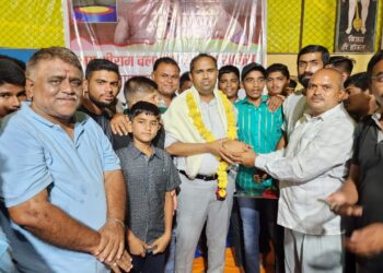 चाळीसगाव तालुक्यातील कुस्तीप्रेमींना आमदार मंगेशदादा चव्हाण यांची भेट