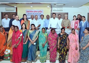 आत्महत्याग्रस्त शेतकऱ्यांच्या १४ निराधार पत्नींना स्वयंमरोजगारासाठी भरारी फाउंडेशनतर्फे मदतीचा हात