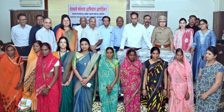 आत्महत्याग्रस्त शेतकऱ्यांच्या १४ निराधार पत्नींना स्वयंमरोजगारासाठी भरारी फाउंडेशनतर्फे मदतीचा हात