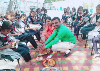 श्री संत ज्ञानेश्वर विद्यालय मेहरुण शाळांमधील १०० मुलींचे कन्या पूजन