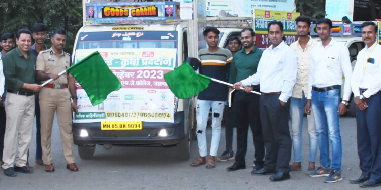 ॲग्रोवर्ल्ड कृषी प्रदर्शनाच्या प्रचार रथाला जिल्हाधिकारी यांची हिरवी झंडी