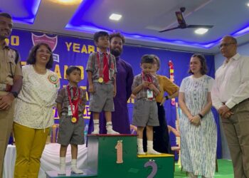 रोझलँड इंग्लिश मिडियम हायस्कूल येथे अमृत महोत्सवा निमित्त बक्षीस वितरण समारंभ