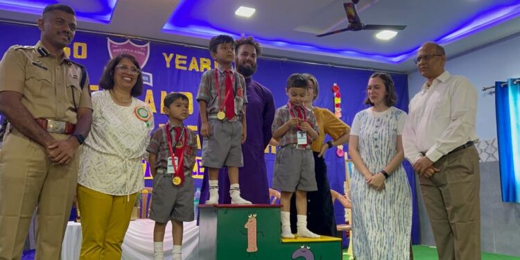 रोझलँड इंग्लिश मिडियम हायस्कूल येथे अमृत महोत्सवा निमित्त बक्षीस वितरण समारंभ