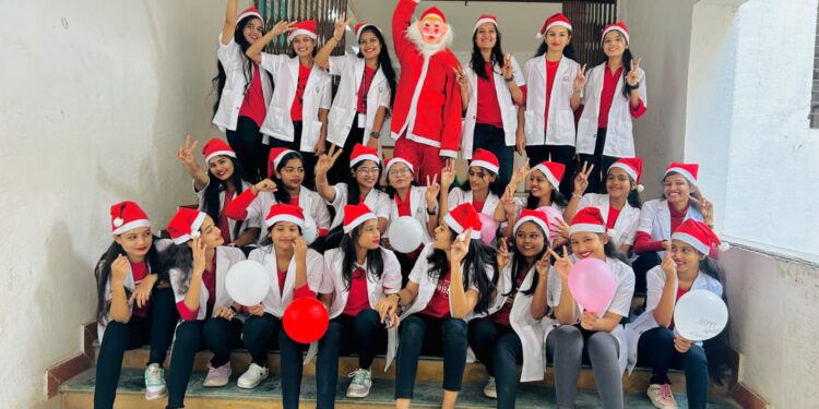 गोदावरी नर्सिंगमध्ये अवतरले सँन्टाक्लॉज