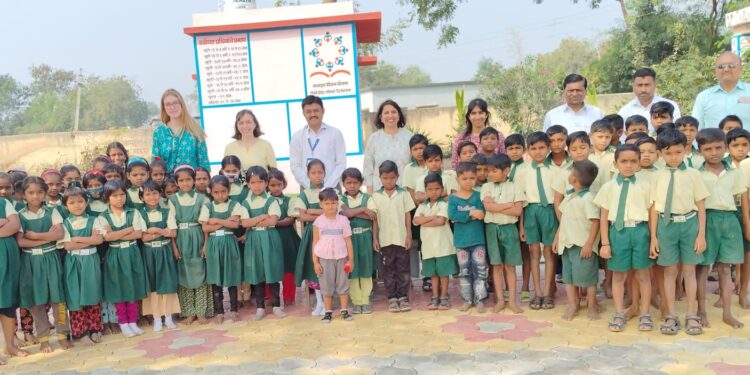 जिल्हा परिषद शाळा जळगाव खुर्द येथे परदेशी विदयार्थ्यांची भेट