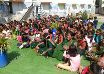 श्री संत ज्ञानेश्वर प्राथमिक व माध्यमिक विद्यालयात हळदी – कुंकू निमित्त महिला पालकांना रोपं, खानदेशी बियाणे वाटप