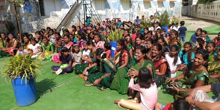 श्री संत ज्ञानेश्वर प्राथमिक व माध्यमिक विद्यालयात हळदी – कुंकू निमित्त महिला पालकांना रोपं, खानदेशी बियाणे वाटप