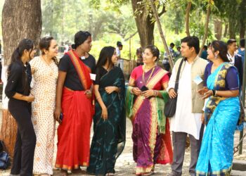 मु. जे. महाविद्याल्यात स्नेहसंमेलन निमित्त विद्यार्थी, कर्मचाऱ्यांच्या रंगताय वेशभूषा स्पर्धा