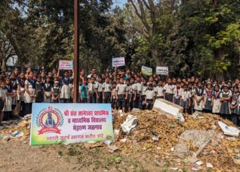 संत ज्ञानेश्वर विद्यालयातील शिवाजी महाराज उद्यान मेहरुण येथे स्वच्छता मोहीम