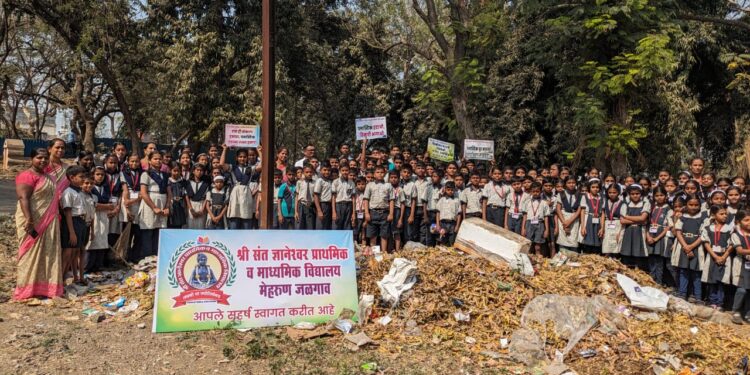 संत ज्ञानेश्वर विद्यालयातील शिवाजी महाराज उद्यान मेहरुण येथे स्वच्छता मोहीम