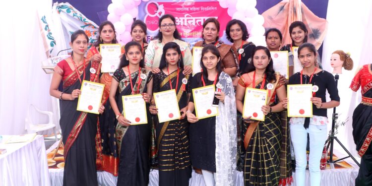 जागतिक महिला दिनानिमित्त अनिताज् फॕशन डिझाईनिंग इस्न्टिट्युट तर्फे महिलांचा सत्कार