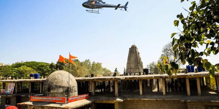मुक्ताई चांगदेव मंदिरावर आ एकनाथराव खडसे, रोहिणी खडसे यांच्या तर्फे हेलिकॉप्टर द्वारे पुष्पवृष्टी