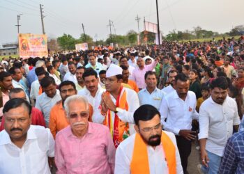 चिंचोली येथील आई गिरीजा भवानी मातेला करणदादा पवार यांनी घातले विजयासाठी साकडे