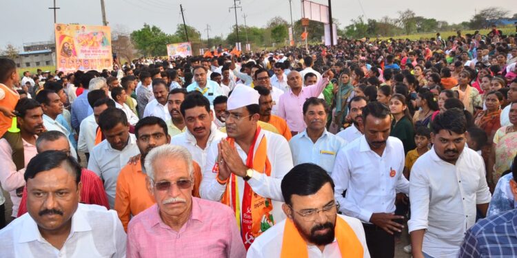 चिंचोली येथील आई गिरीजा भवानी मातेला करणदादा पवार यांनी घातले विजयासाठी साकडे