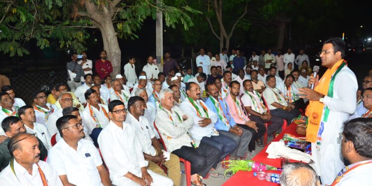 शेतकरी, तरुण, महिला, व्यापारी सगळेच त्रस्त; त्यांना आपला राग व्यक्त करण्याची संधी : संजय वाघ