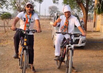 महाविकास आघाडीच्या प्रचारार्थ काँग्रेस तालुका अध्यक्ष डॉ.व्ही.डी.पाटील यांचा ग्रामीण भागात सायकल दौरा