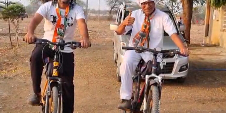 महाविकास आघाडीच्या प्रचारार्थ काँग्रेस तालुका अध्यक्ष डॉ.व्ही.डी.पाटील यांचा ग्रामीण भागात सायकल दौरा
