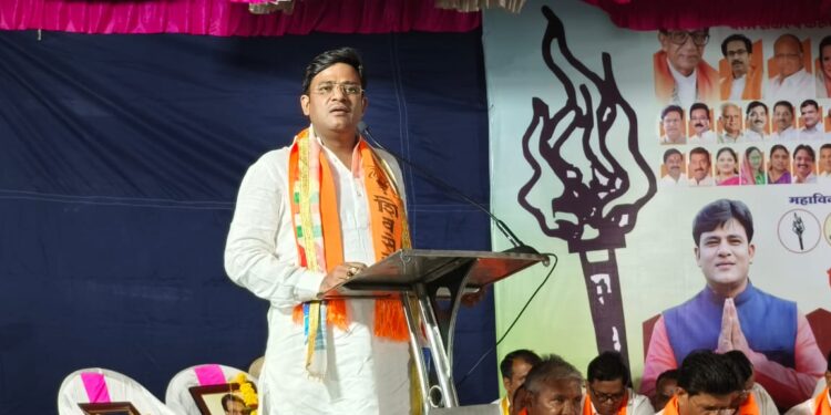 मी उमेदवार असल्याच्या जाणिवेतून मतदानाचे आवाहन करा – करण पाटील